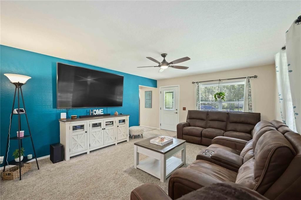 待售: $405,000 (3 贝兹, 2 浴室, 1560 平方英尺)