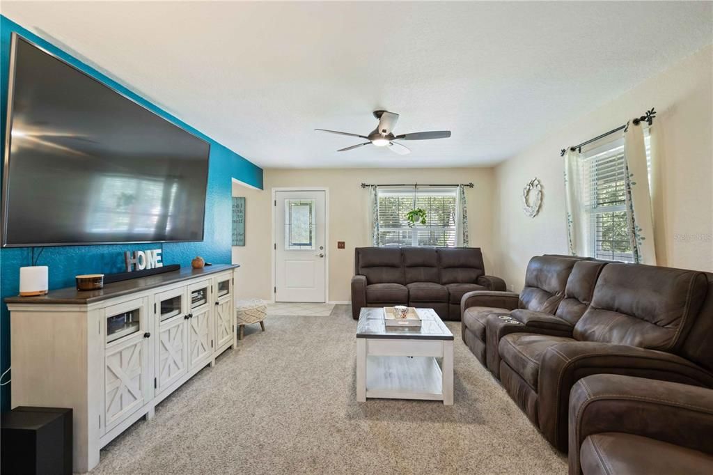 待售: $405,000 (3 贝兹, 2 浴室, 1560 平方英尺)