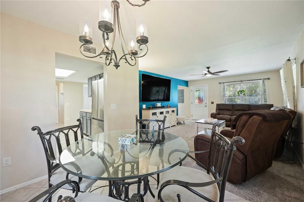 待售: $405,000 (3 贝兹, 2 浴室, 1560 平方英尺)