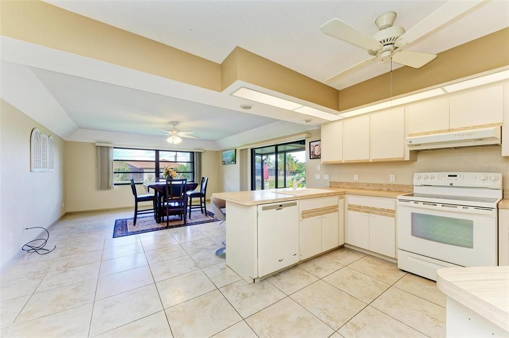 合同活跃: $275,000 (3 贝兹, 2 浴室, 2030 平方英尺)