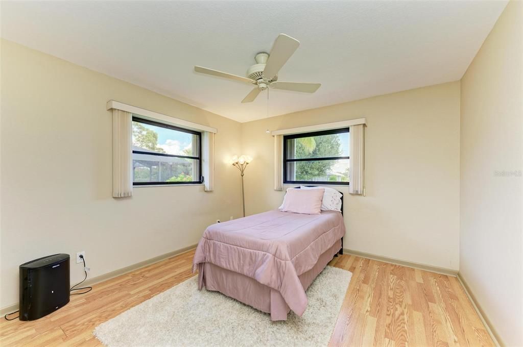 合同活跃: $275,000 (3 贝兹, 2 浴室, 2030 平方英尺)