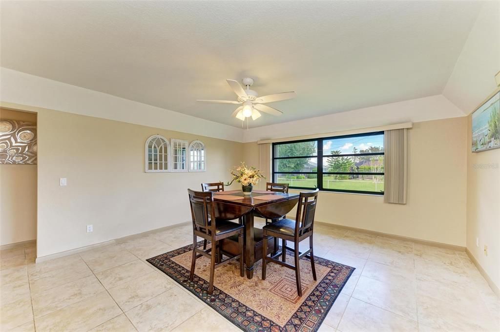 合同活跃: $275,000 (3 贝兹, 2 浴室, 2030 平方英尺)