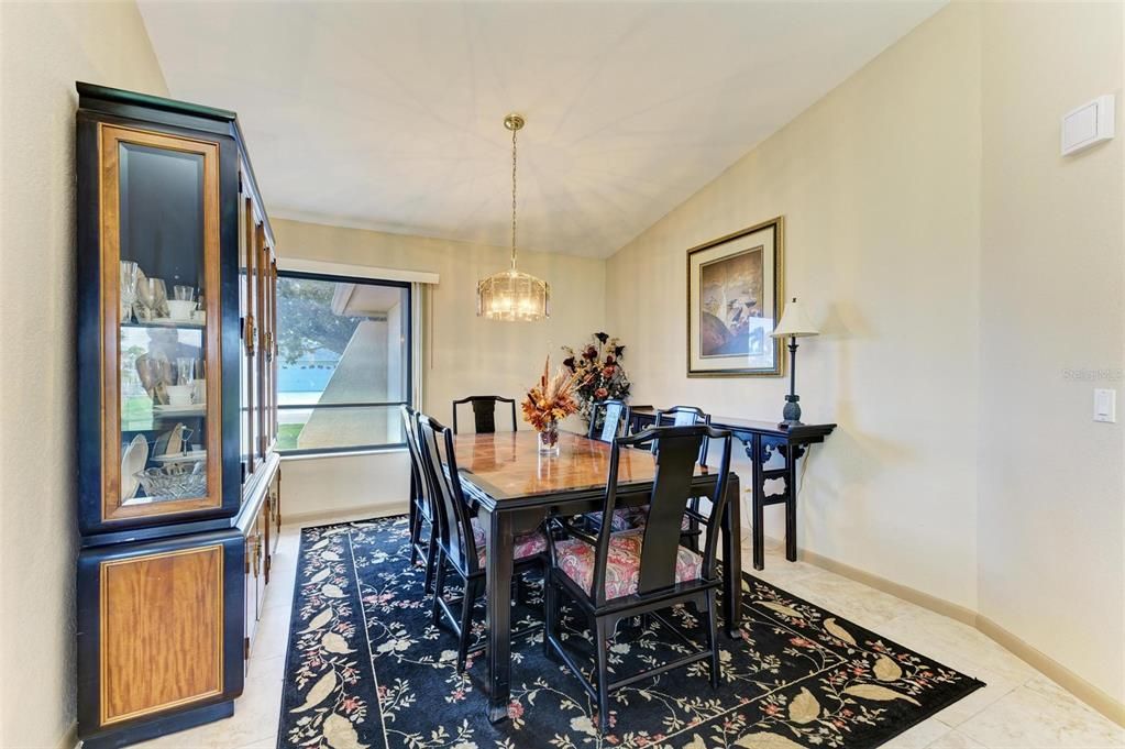 合同活跃: $275,000 (3 贝兹, 2 浴室, 2030 平方英尺)