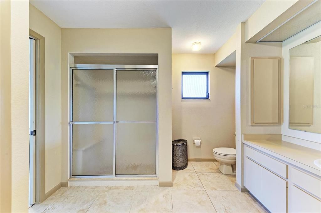 合同活跃: $275,000 (3 贝兹, 2 浴室, 2030 平方英尺)