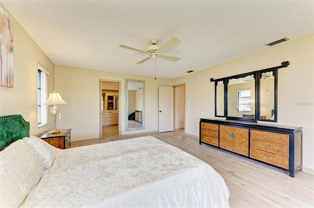 合同活跃: $275,000 (3 贝兹, 2 浴室, 2030 平方英尺)