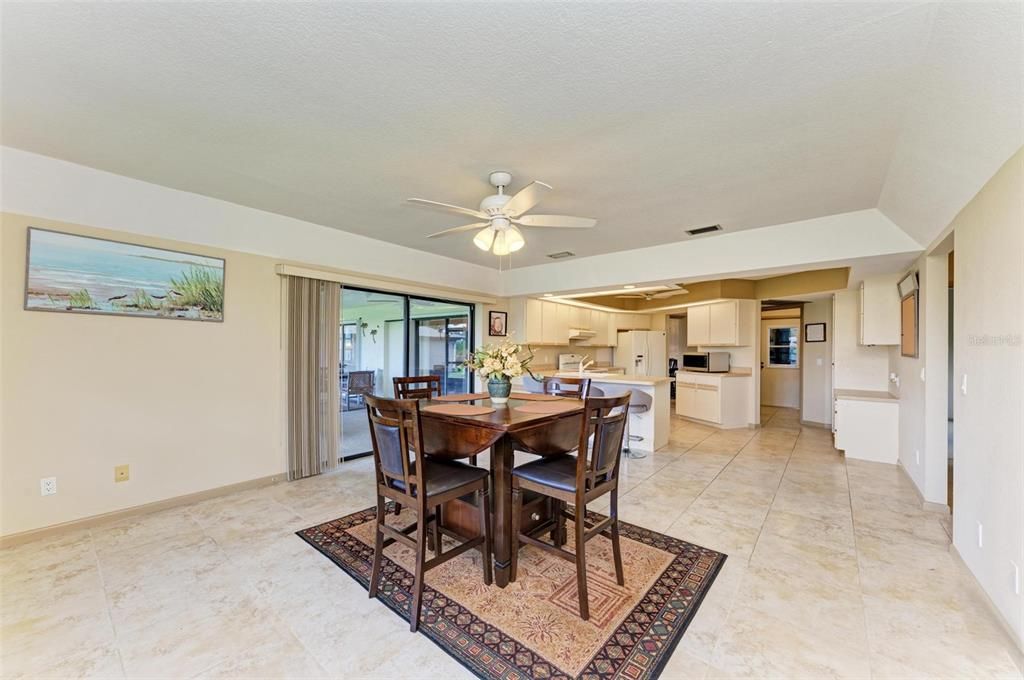 合同活跃: $275,000 (3 贝兹, 2 浴室, 2030 平方英尺)