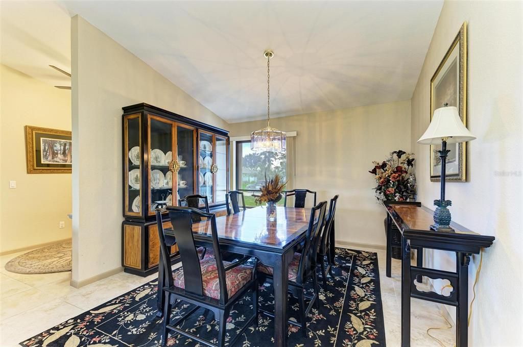 合同活跃: $275,000 (3 贝兹, 2 浴室, 2030 平方英尺)