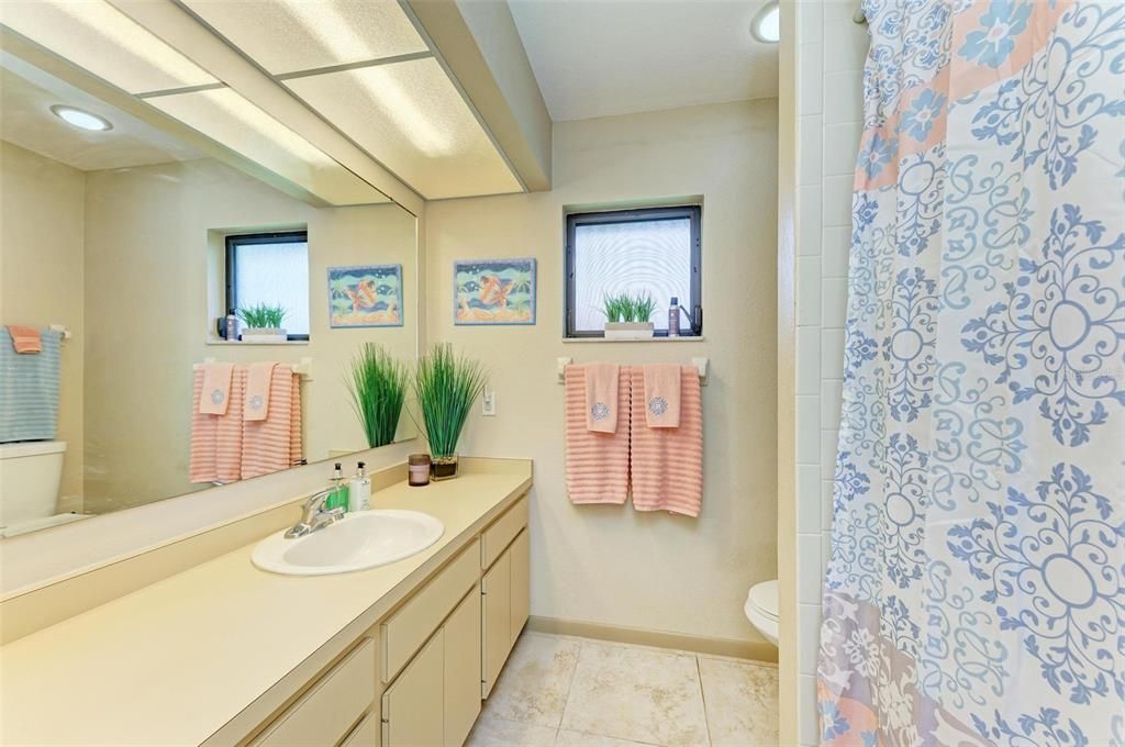 合同活跃: $275,000 (3 贝兹, 2 浴室, 2030 平方英尺)