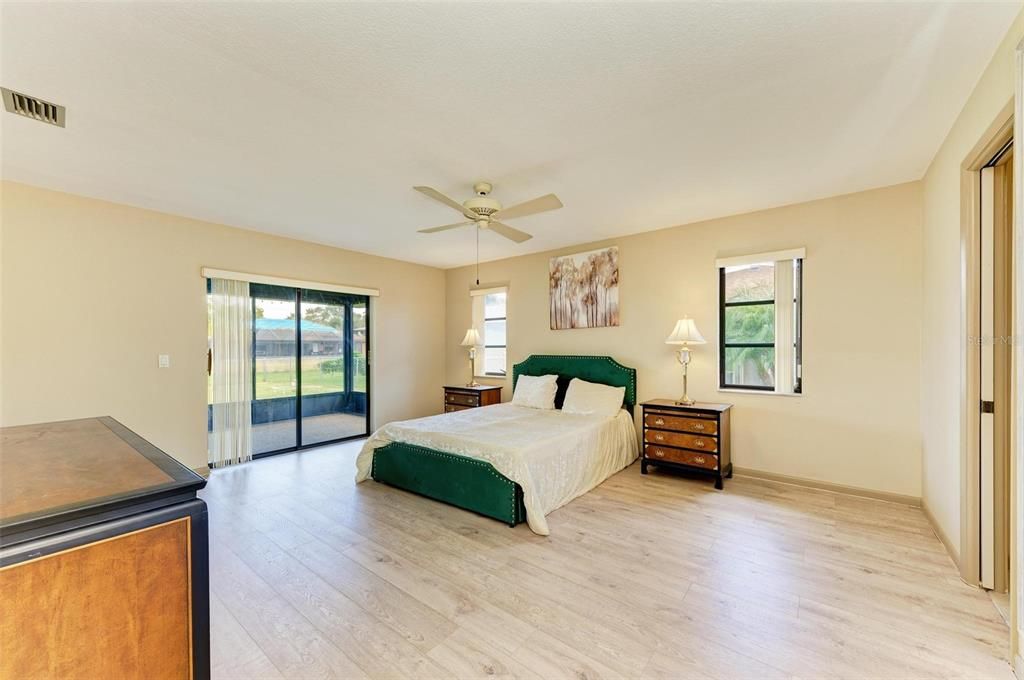 合同活跃: $275,000 (3 贝兹, 2 浴室, 2030 平方英尺)