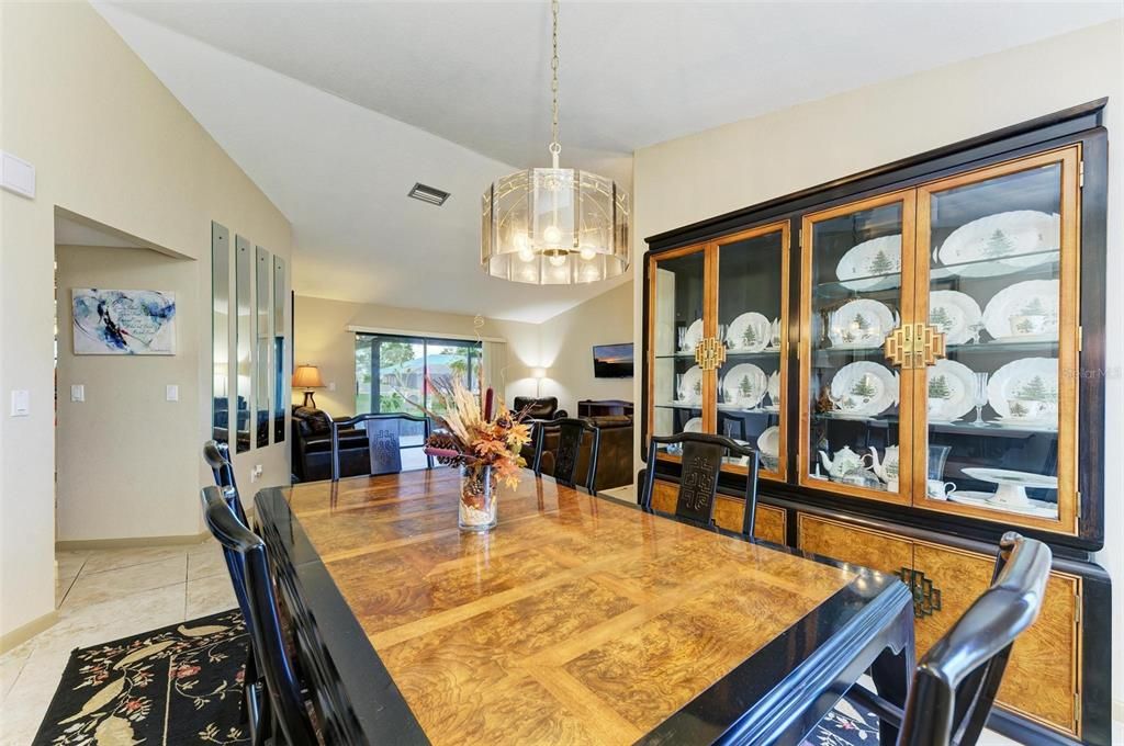 合同活跃: $275,000 (3 贝兹, 2 浴室, 2030 平方英尺)