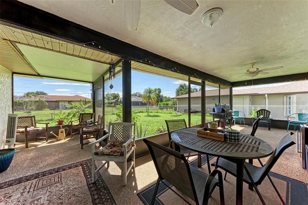 合同活跃: $275,000 (3 贝兹, 2 浴室, 2030 平方英尺)