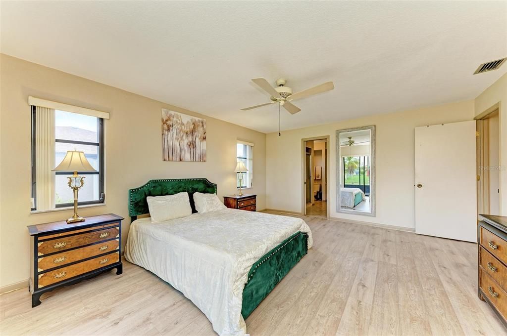 合同活跃: $275,000 (3 贝兹, 2 浴室, 2030 平方英尺)