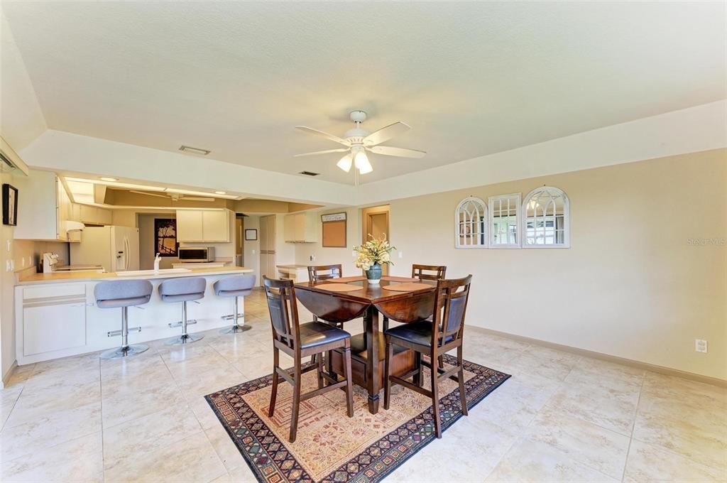 合同活跃: $275,000 (3 贝兹, 2 浴室, 2030 平方英尺)