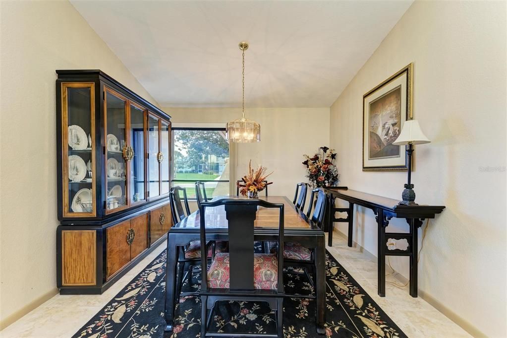 合同活跃: $275,000 (3 贝兹, 2 浴室, 2030 平方英尺)