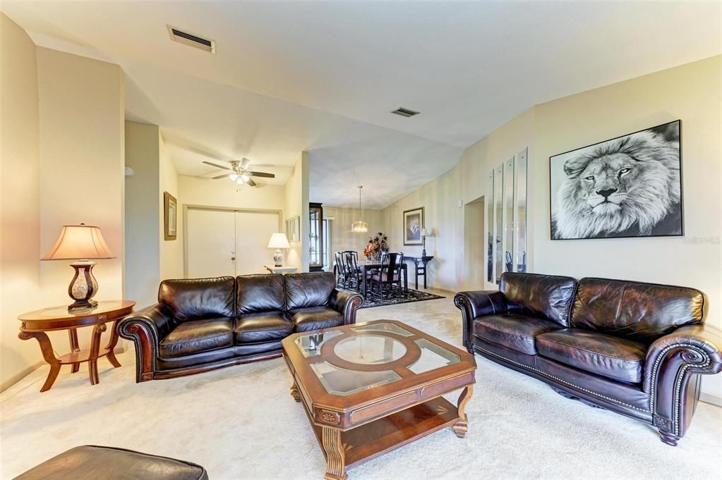 合同活跃: $275,000 (3 贝兹, 2 浴室, 2030 平方英尺)