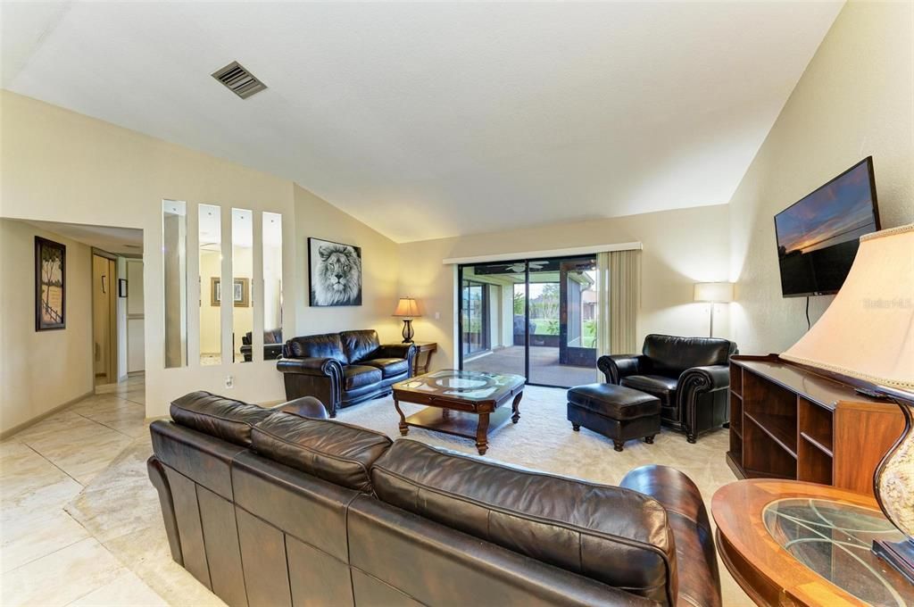 合同活跃: $275,000 (3 贝兹, 2 浴室, 2030 平方英尺)