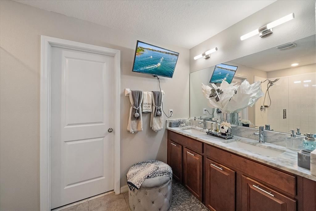 合同活跃: $340,000 (5 贝兹, 2 浴室, 2254 平方英尺)