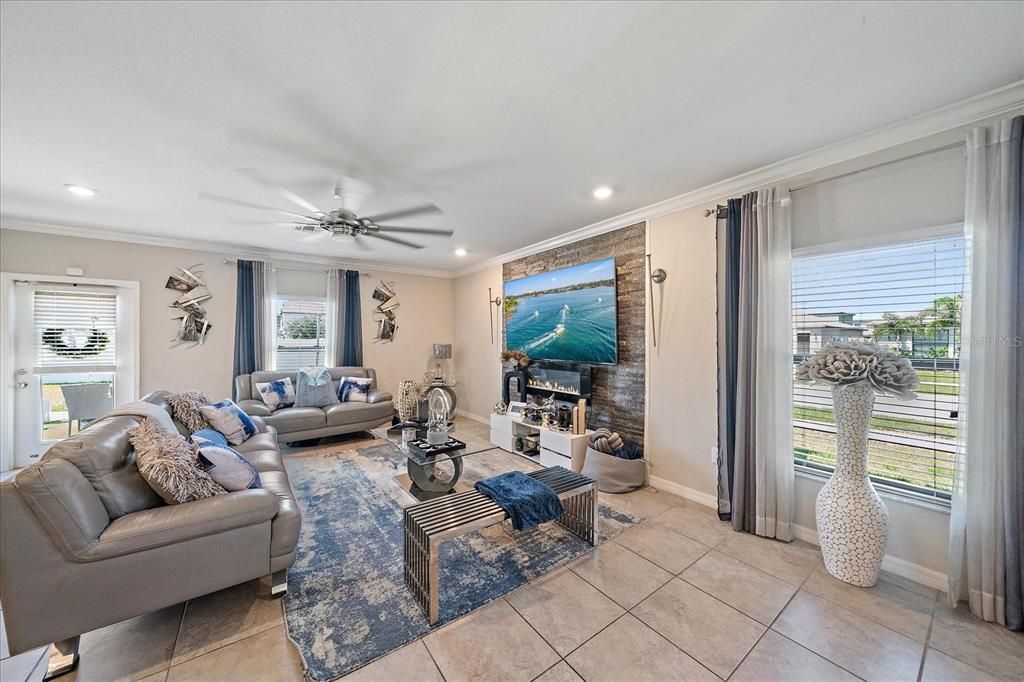 合同活跃: $340,000 (5 贝兹, 2 浴室, 2254 平方英尺)