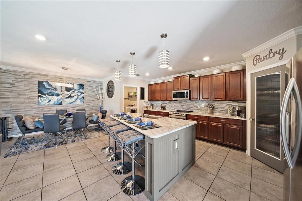 合同活跃: $340,000 (5 贝兹, 2 浴室, 2254 平方英尺)