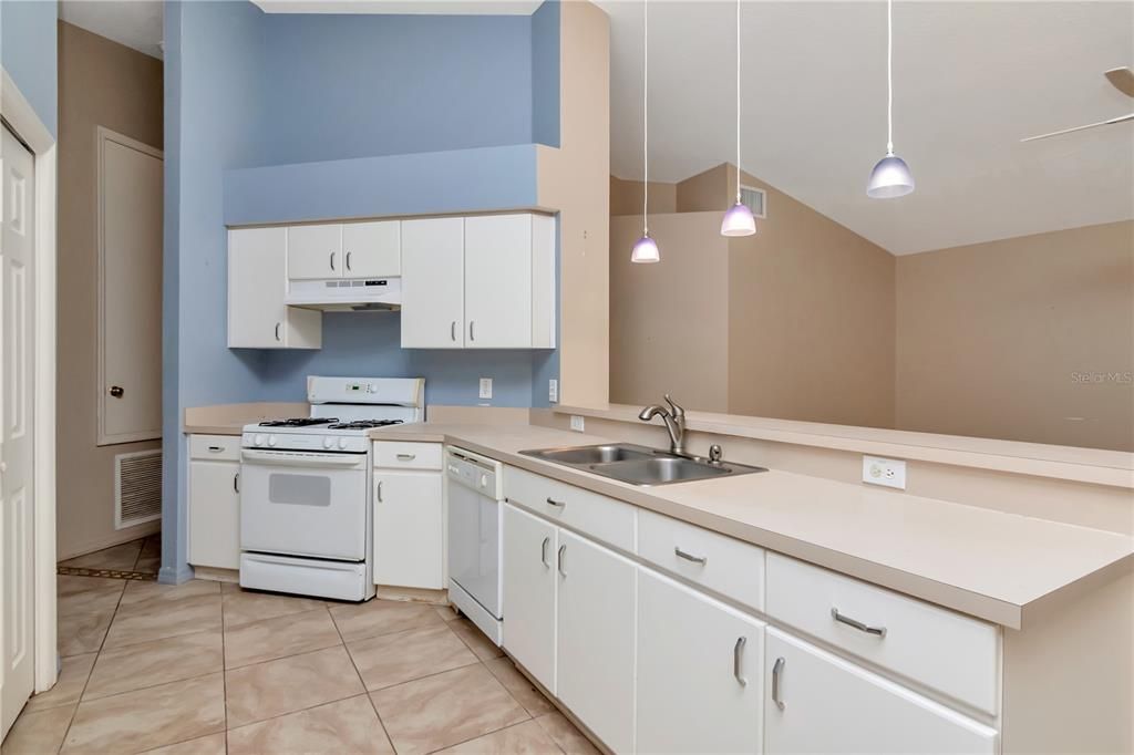 合同活跃: $339,000 (3 贝兹, 2 浴室, 1516 平方英尺)