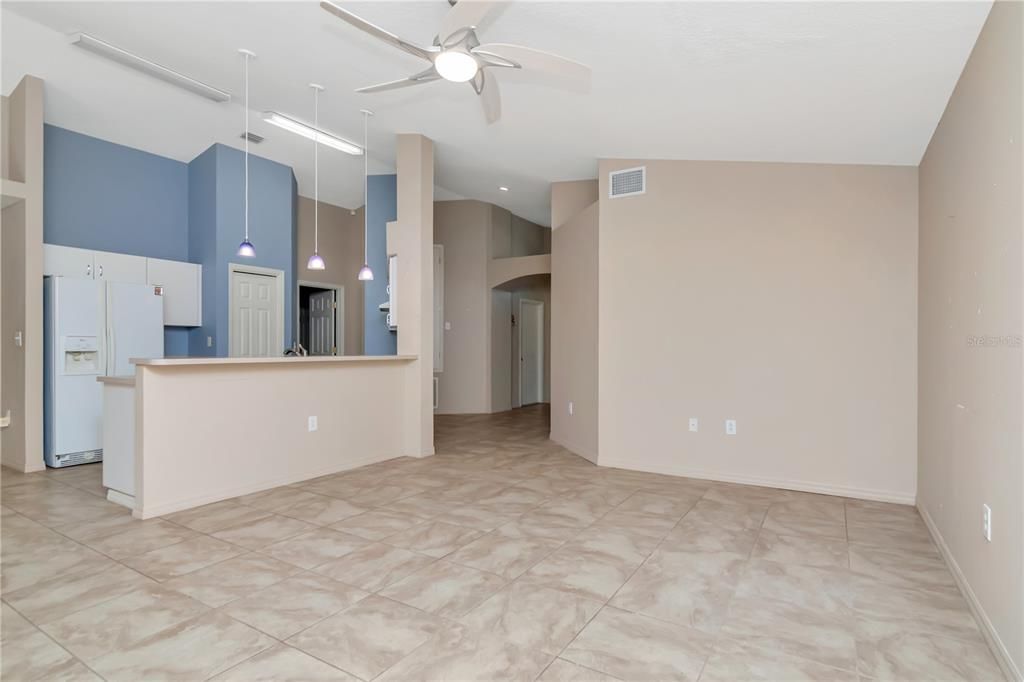 合同活跃: $339,000 (3 贝兹, 2 浴室, 1516 平方英尺)