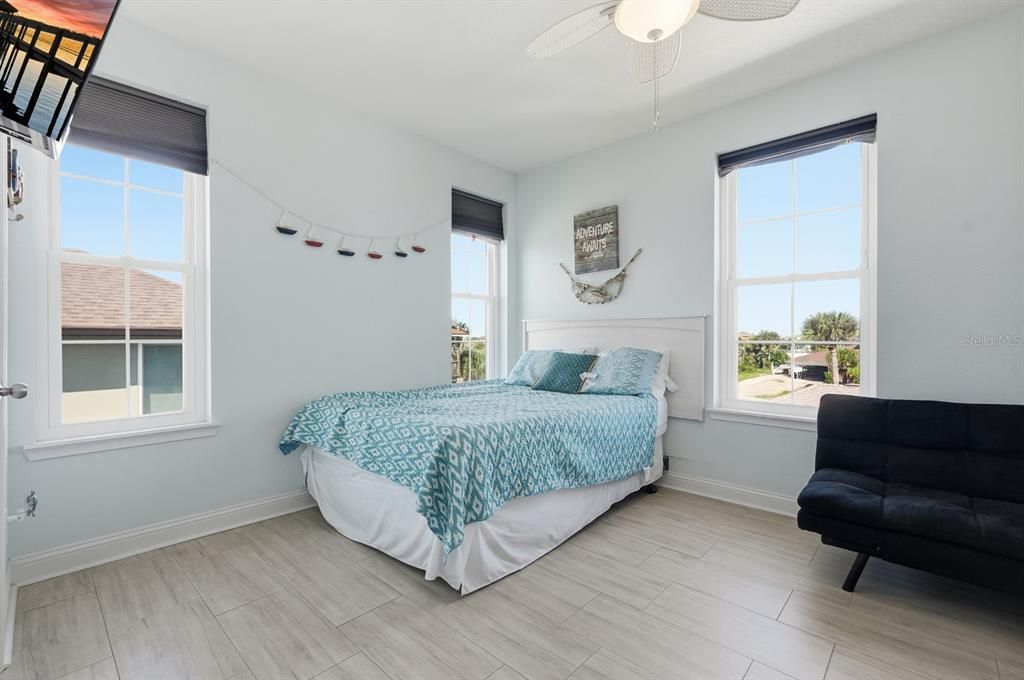 待售: $930,000 (3 贝兹, 2 浴室, 2109 平方英尺)