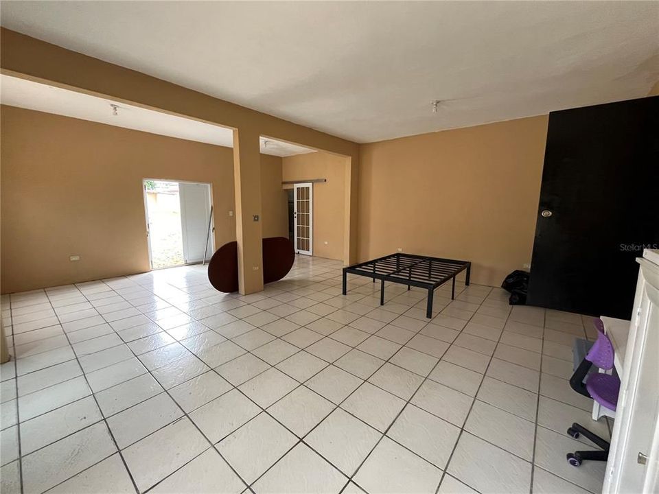 For Sale: $349,900 (3 beds, 3 baths, 2087 Square Feet)