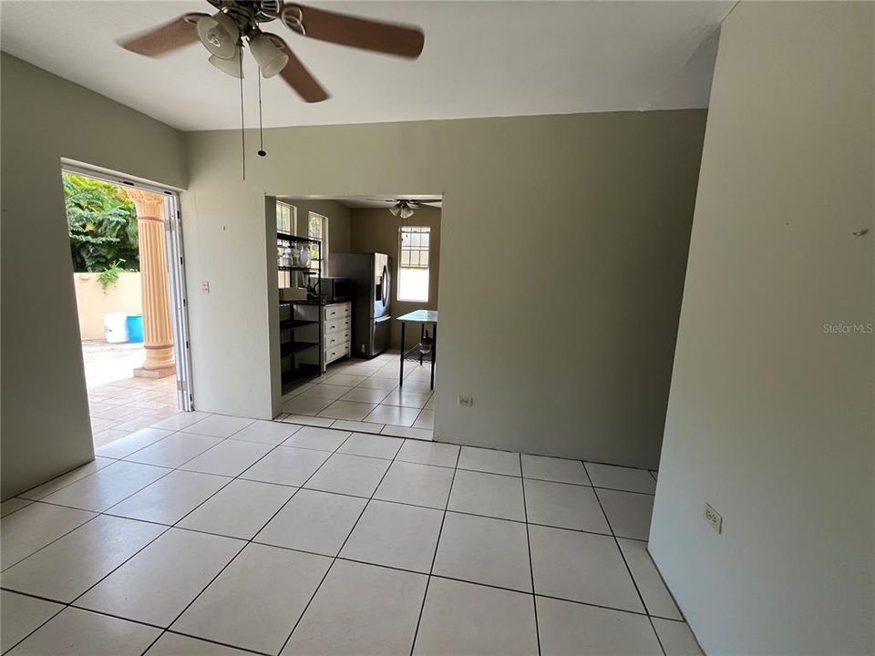 For Sale: $349,900 (3 beds, 3 baths, 2087 Square Feet)