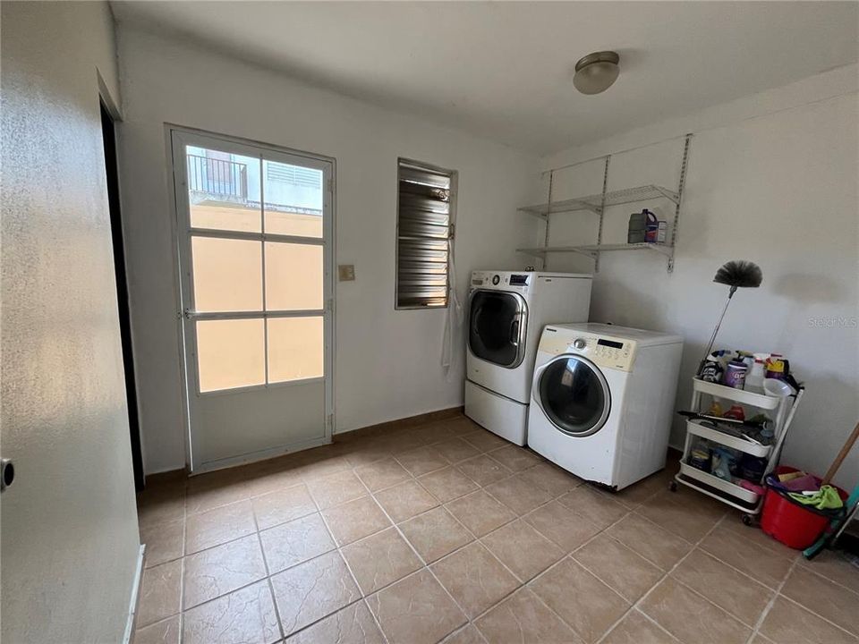 For Sale: $349,900 (3 beds, 3 baths, 2087 Square Feet)