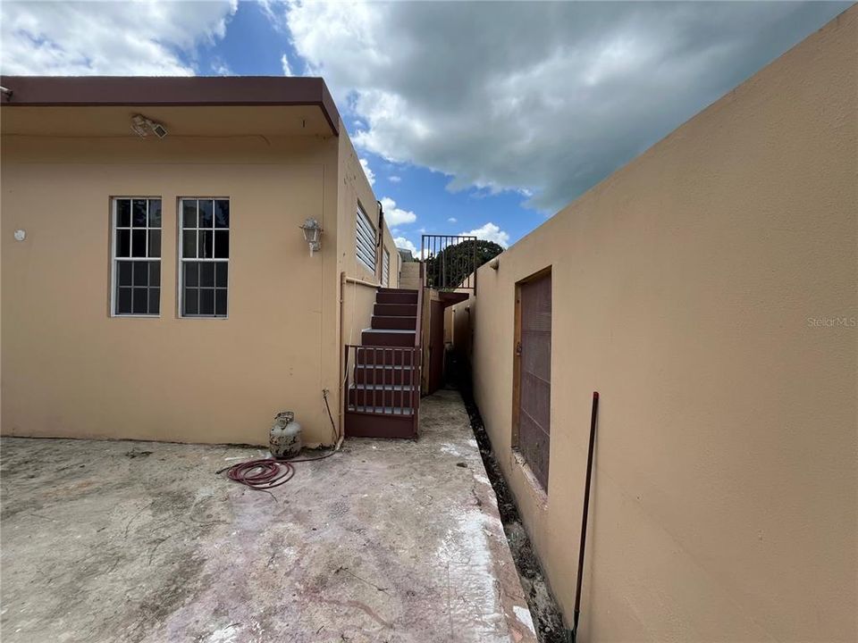 For Sale: $349,900 (3 beds, 3 baths, 2087 Square Feet)