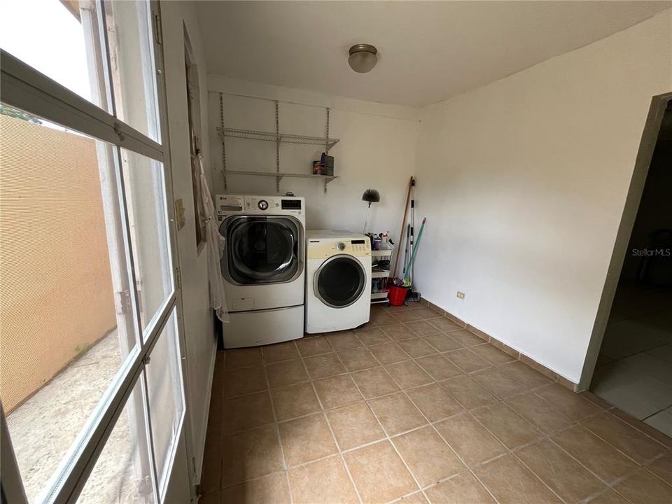 For Sale: $349,900 (3 beds, 3 baths, 2087 Square Feet)