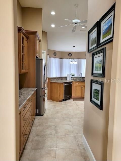 合同活跃: $800,000 (3 贝兹, 3 浴室, 2938 平方英尺)