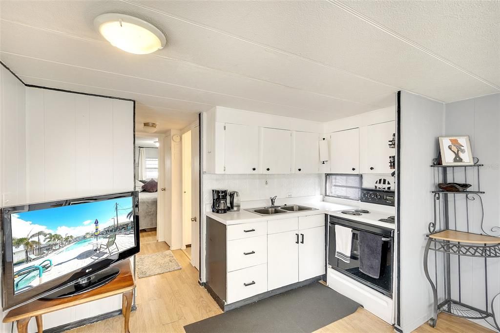 For Sale: $98,500 (1 beds, 1 baths, 372 Square Feet)