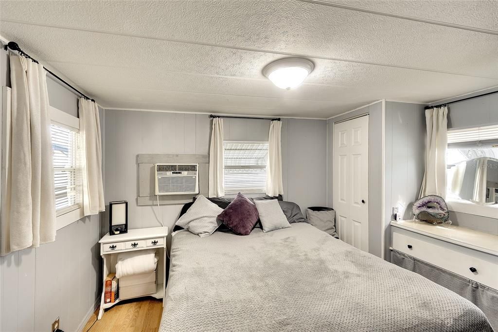 For Sale: $98,500 (1 beds, 1 baths, 372 Square Feet)