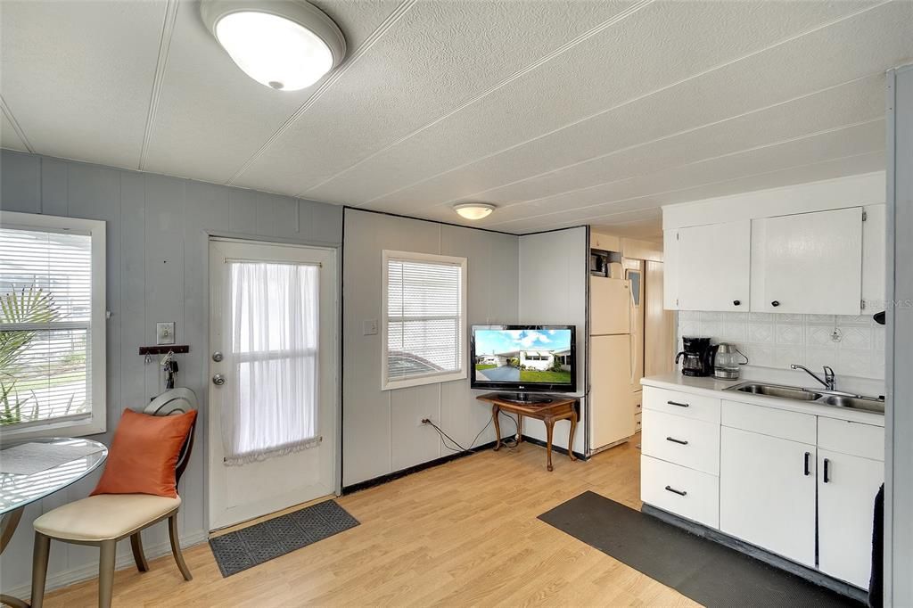 For Sale: $98,500 (1 beds, 1 baths, 372 Square Feet)