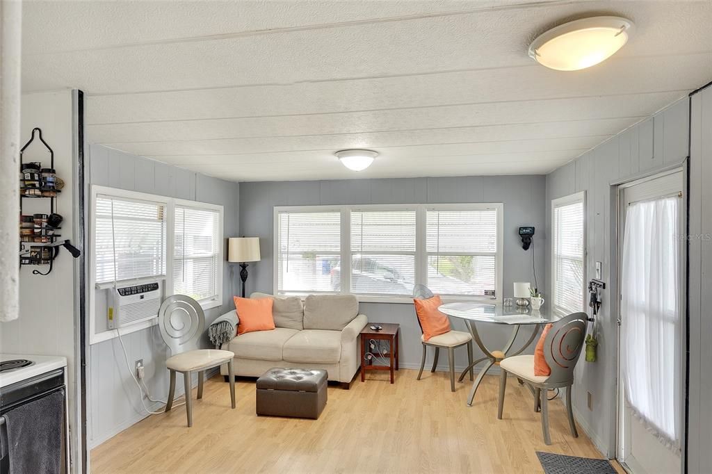 For Sale: $98,500 (1 beds, 1 baths, 372 Square Feet)