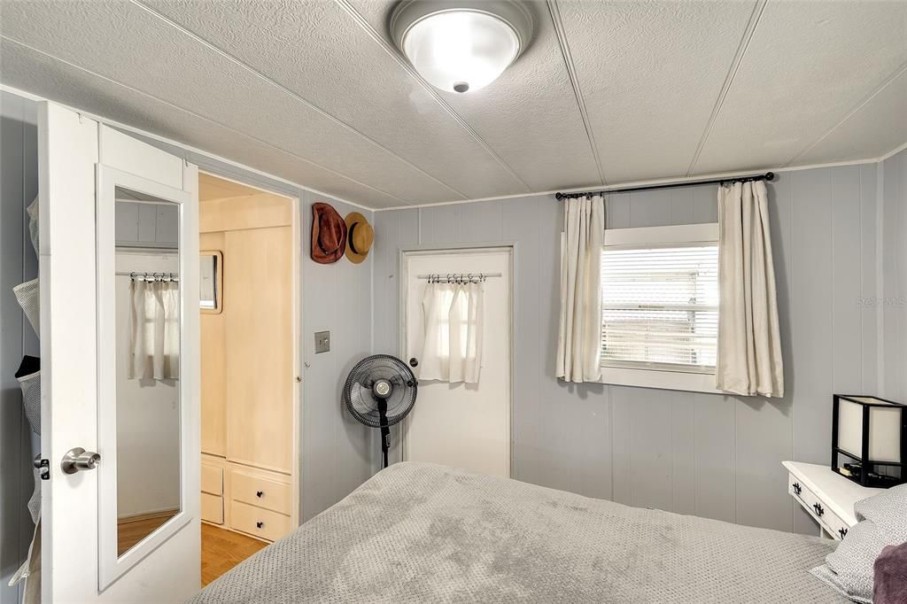 For Sale: $98,500 (1 beds, 1 baths, 372 Square Feet)