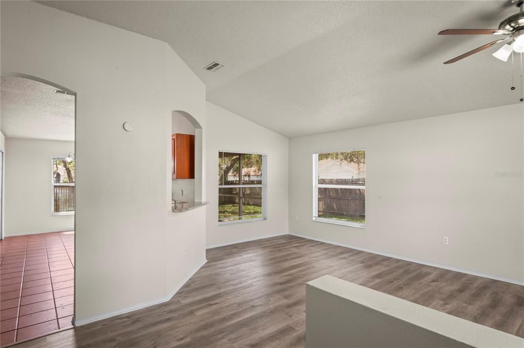 Под контрактом: $300,000 (3 спален, 2 ванн, 1394 Квадратных фут)