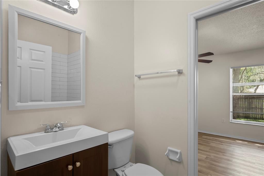 Под контрактом: $300,000 (3 спален, 2 ванн, 1394 Квадратных фут)