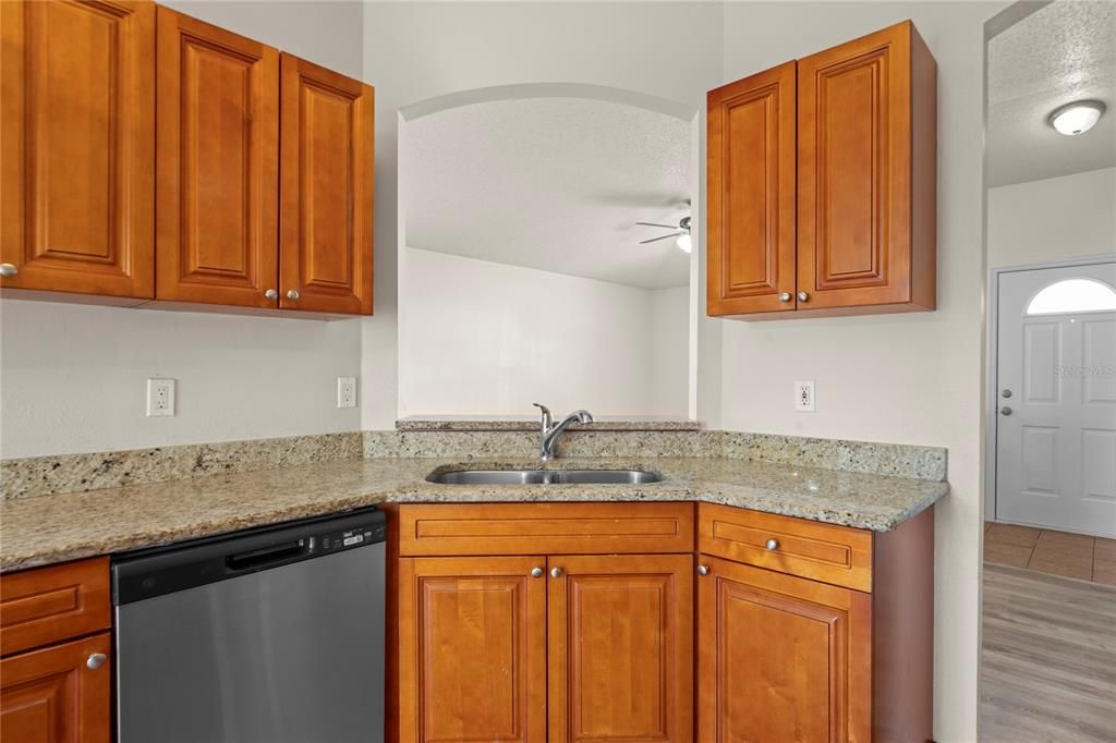 Под контрактом: $300,000 (3 спален, 2 ванн, 1394 Квадратных фут)