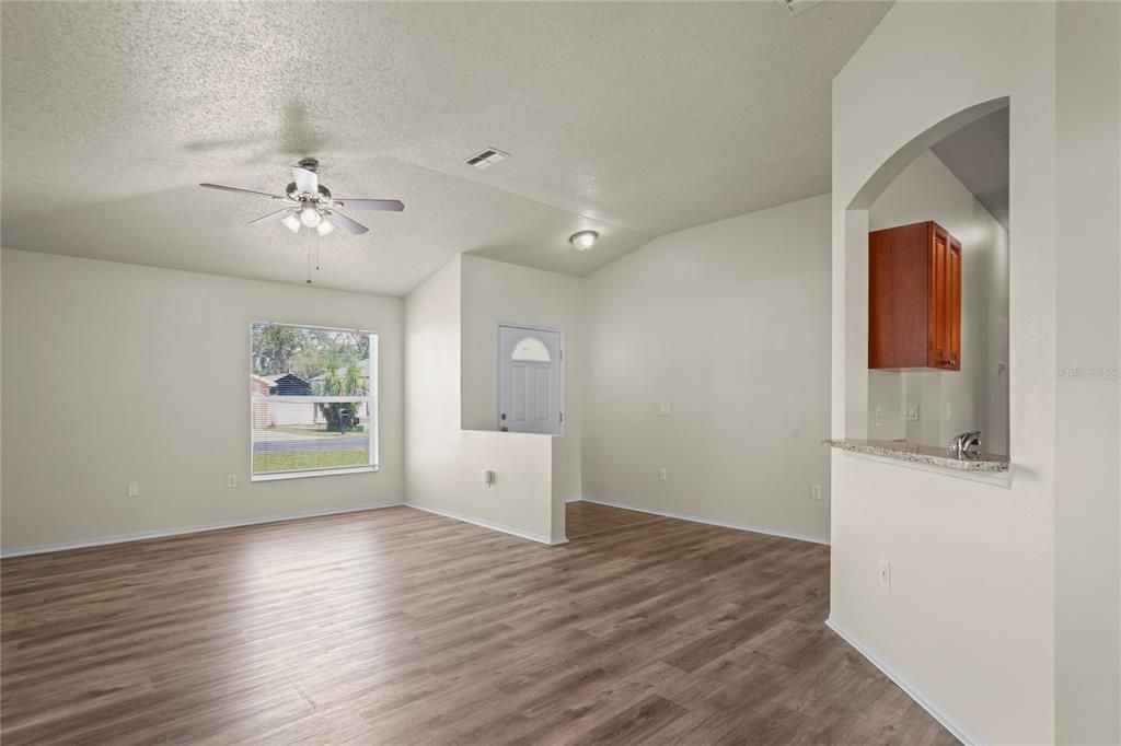 Под контрактом: $300,000 (3 спален, 2 ванн, 1394 Квадратных фут)