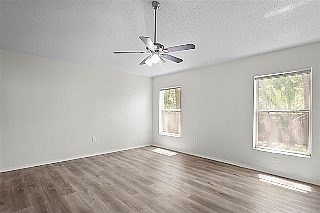 Под контрактом: $300,000 (3 спален, 2 ванн, 1394 Квадратных фут)