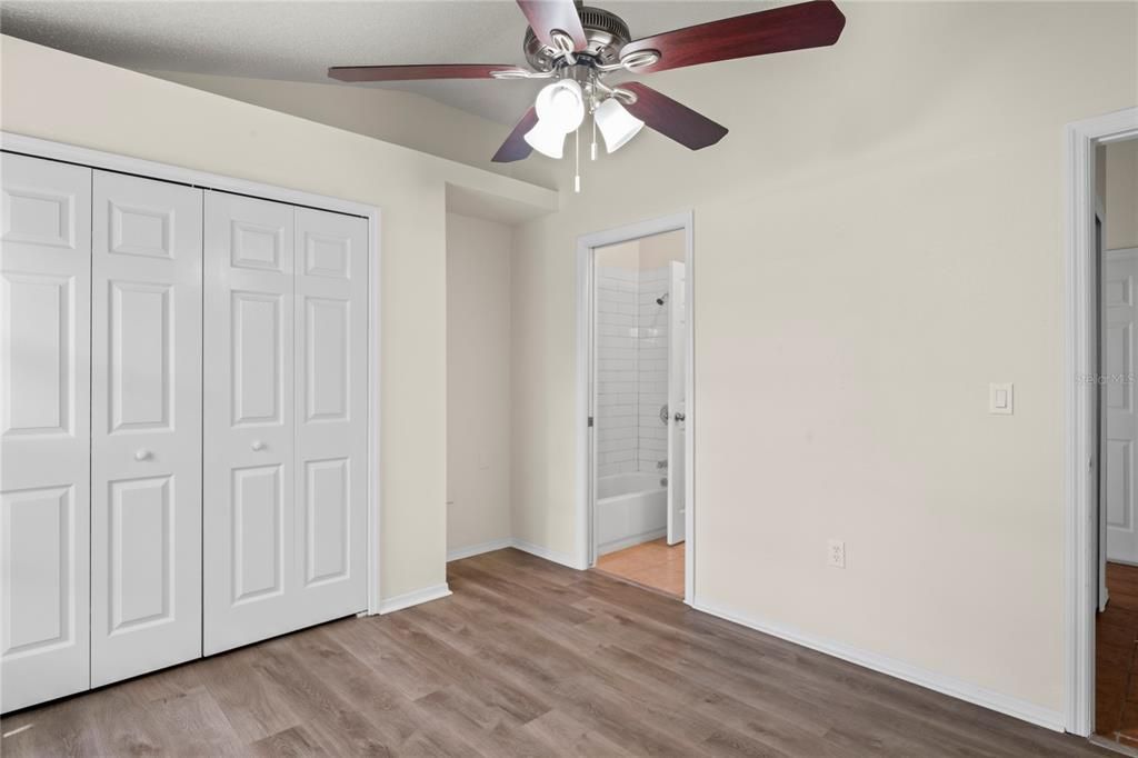 Под контрактом: $300,000 (3 спален, 2 ванн, 1394 Квадратных фут)