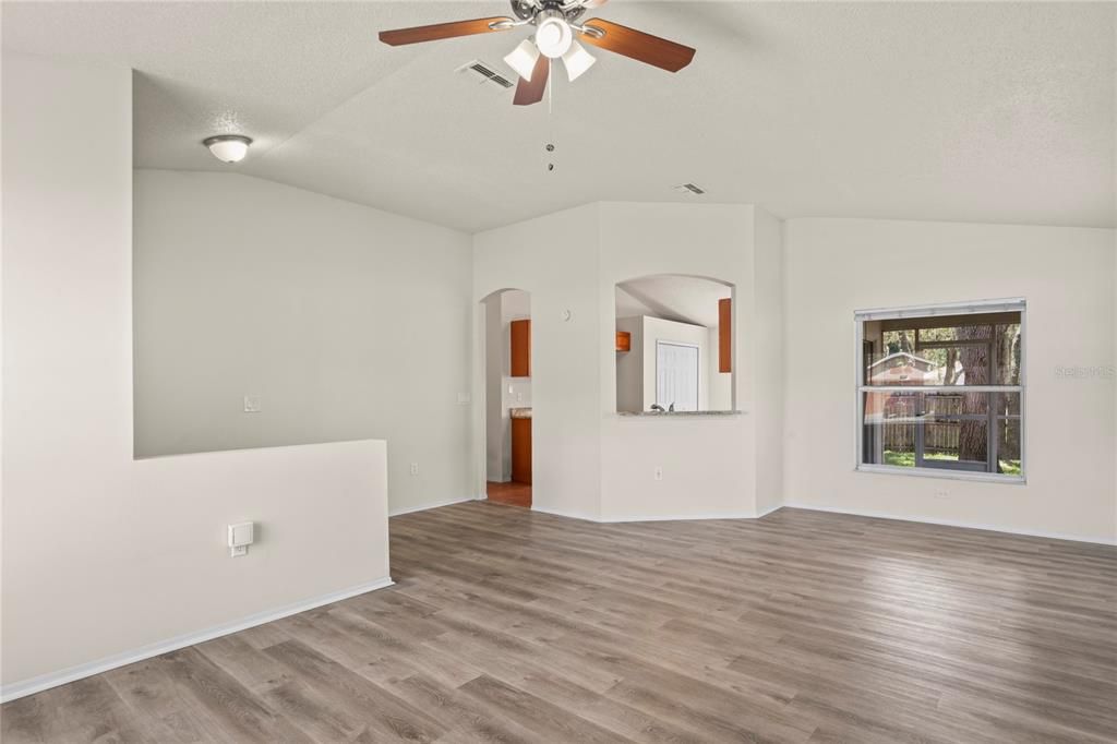 Под контрактом: $300,000 (3 спален, 2 ванн, 1394 Квадратных фут)