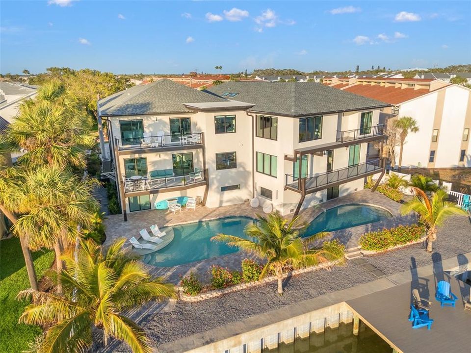 出租: $12,500 (4 贝兹, 4 浴室, 3043 平方英尺)