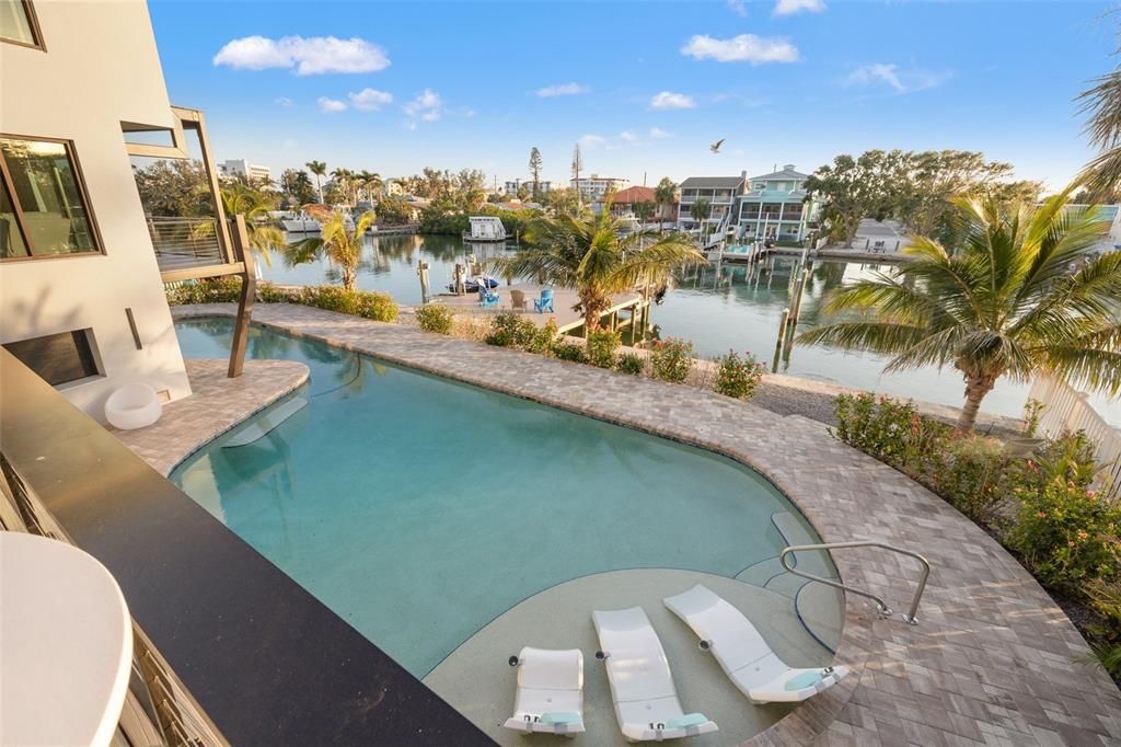 出租: $12,500 (4 贝兹, 4 浴室, 3043 平方英尺)