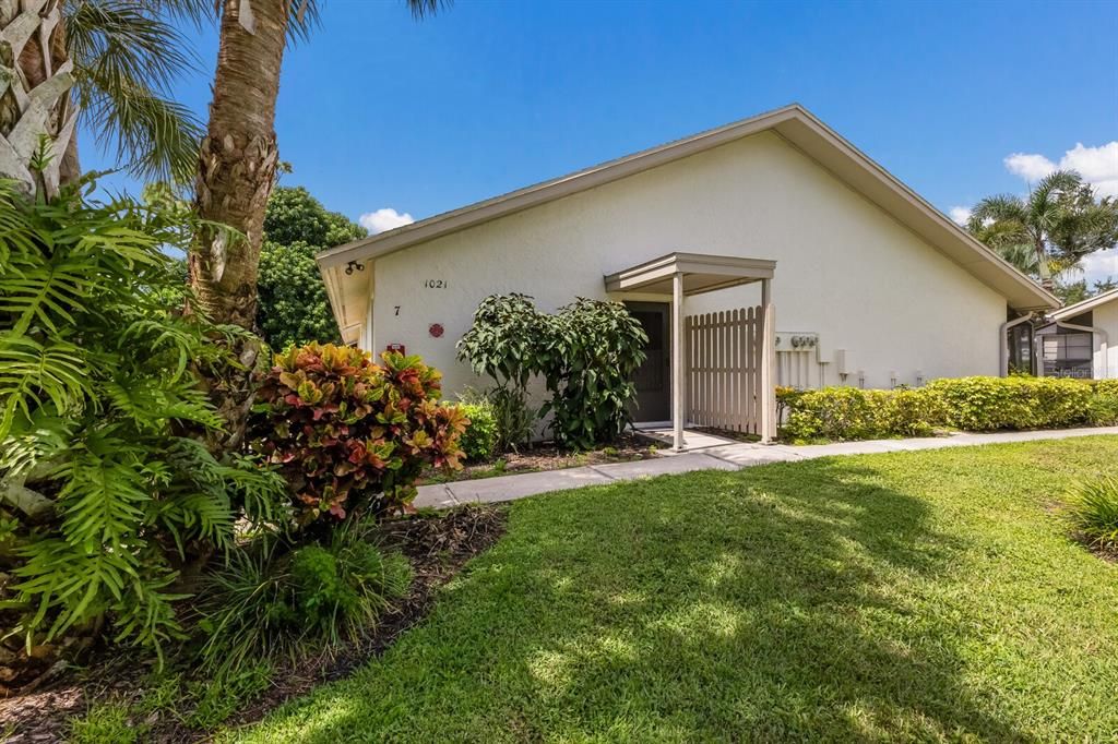 Active With Contract: $144,900 (1 beds, 1 baths, 635 Square Feet)