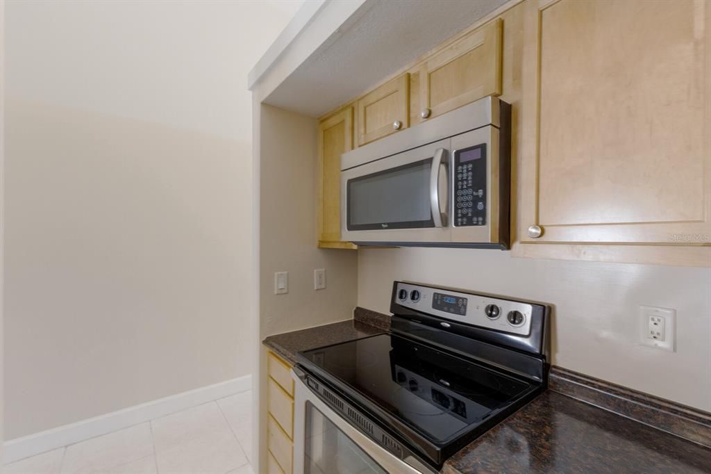 Active With Contract: $144,900 (1 beds, 1 baths, 635 Square Feet)