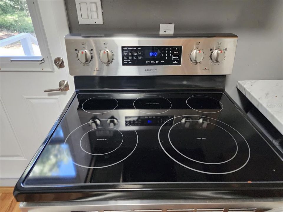 В аренду: $1,600 (3 спален, 1 ванн, 810 Квадратных фут)