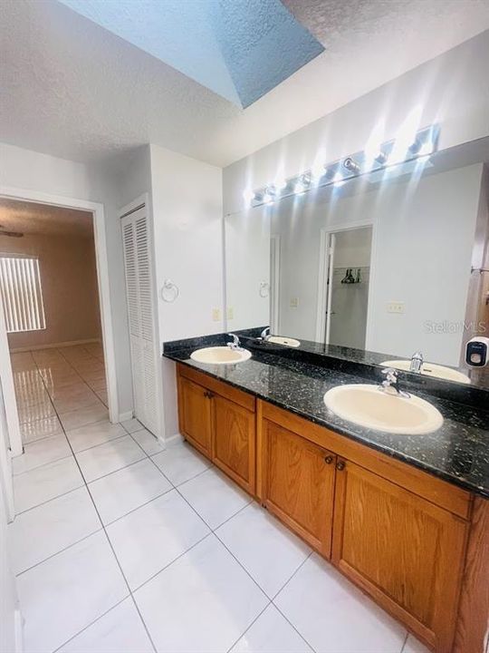 合同活跃: $2,250 (4 贝兹, 2 浴室, 1906 平方英尺)